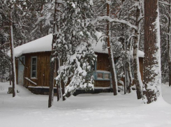 Под Волжским пьяный дебошир крушил мебель в гостевом домике