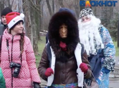 Баба Яга с жутким лицом принялась приставать в Волжском к Дедам Морозам