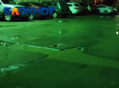 «Без плавок до подъезда не добраться»: в Волжском затопило двор