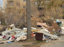 Компания по вывозу мусора объяснилась за свалки во дворах Волжского