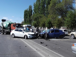 На севере Волгограда автоледи учинила тройное ДТП с бетономешалкой