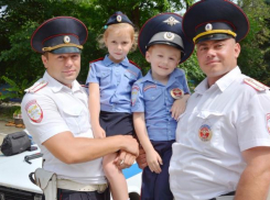 Сотрудники ГИБДД переложили свои обязанности на волжских малышей