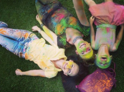 Сотни волжан разукрасили друг друга на ярком фестивале красок «Холи»