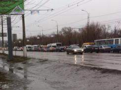 Движение в Центре Волгограда остановилось из-за гигантской пробки