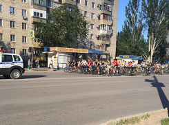 Сотни велосипедистов проехали через весь Волжский в масштабном городском велопробеге 
