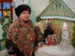 Начальница научного центра при вузе Волжского на досуге шьет сказочных кукол