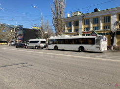 Трое пострадавших в ДТП с маршруткой, автобусом и легковушкой в Волгограде