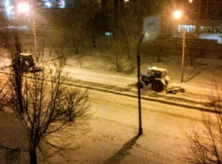 Дороги Волжского от гололеда обрабатывают шесть спецмашин