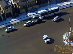 Остановившаяся посреди дороги машина спровоцировала ДТП в Волжском
