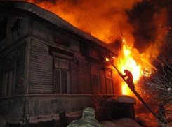 Кровля деревянного дома полыхала в Быковском районе