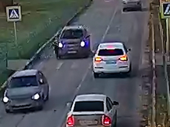 Иномарка сбила утром ребенка на «зебре» у лицея в Волжском 