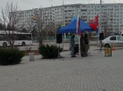 Патриотичные песни из колонок мешают жителям Волжского: видео