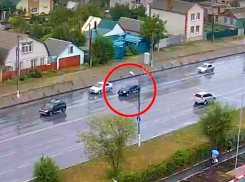 Утреннее тройное ДТП в Волжском попало на видео