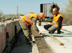 В Среднеахтубинском районе приступили к ремонту полувекового моста