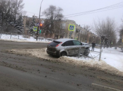 Снес машину и забор: в Волжском на видео попала авария с пострадавшим