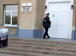 Перед планеркой мэра пикетирующую дольщицу у волжской администрации попросили удалиться