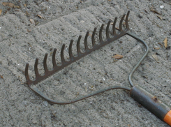 Под Волгоградом осудили парня, который размахивал граблями перед приставом