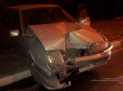 В Волжском столкнулись ВАЗ и иномарка: 32-летняя пассажирка попала в больницу