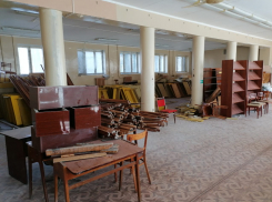 В скандальной, но будущей модельной библиотеке Волжского избавляются от ветхих книг