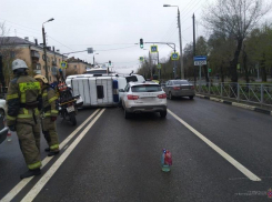 Водитель LADA пострадал в тройном ДТП с опрокидыванием в Волжском