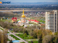 В Волжском 4-летняя девочка выпал из окна, пока мать была на кухне