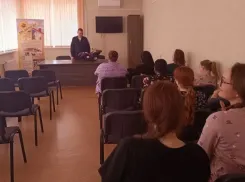 Волжские госавтоинспекторы устроили ликбез для молодых мам в роддоме