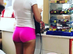 Красотка решила плюнуть на похолодание и надела короткие шортики в магазин Волжского