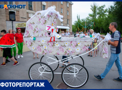 Парад колясок прошел в Волжском: фоторепортаж
