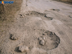 В Волжском латают дороги