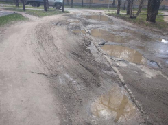 Из-за разбитой внутрикварталки водители превратили зеленую зону в дорогу 