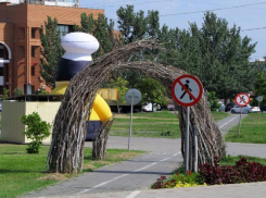 Любимые волжанами экспонаты в парке «Волжский» изуродовали запрещающими знаками и рекламой