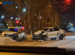 У Волгамолла очередное ДТП: ночная авария в Волжском попала на камеру