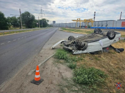 В Волжском 21-летний водитель перевернул авто, бросил пассажиров и пытался скрыться