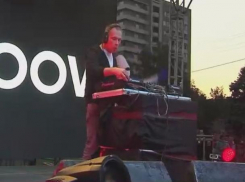 В центре Волжского DJ Groove просит молодежь не стесняться