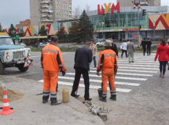 В Волжском привели в порядок неудобный переход у ЦУМа