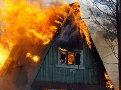 В Волжском в садоводческом товариществе «Цветущий сад» горели дом и хозпостройка