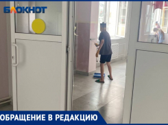 Школьников заставили красить стены в новой школе №5 Волжского
