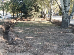 В Волжском продолжается благоустройство сквера по улице Пионерской