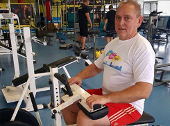 Глава Волжского Игорь Воронин освоил fitnes-selfie в красных шортах