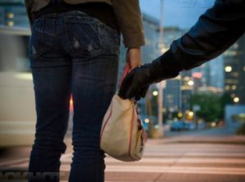 На юге Волгограда 31-летняя женщина стала жертвой грабителя