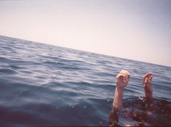 На пляже в хуторе Бобры 10-летняя девочка утонула на глазах старшего брата