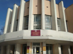 Больше миллиона рублей пойдет на замену напольного покрытия в центре занятости Волжского