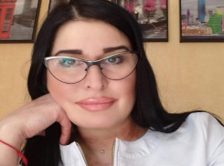 Прекрасную Галину поздравляет с днем рождения подруга