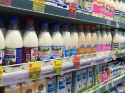 Молоко за 170 рублей продают в магазинах в Волжском