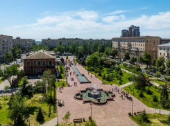 В День России в Волгограде открыли обновленный сквер Симбирцева и перенесли памятник Невскому