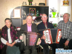 Дворец молодежи «Юность» стал местом встречи для волжских пенсионеров