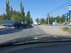 В результате ДТП иномарка сбила пешеxода и въеxала в маршрутку в Волжском