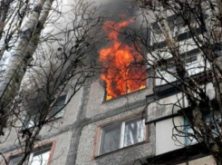 Двухкомнатная квартира полыхала в Волжском
