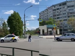 Такси с ребенком в салоне попало в аварию в Волжском: видео