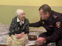 В Волжском 100-летняя жительница Херсонской области получила гражданство